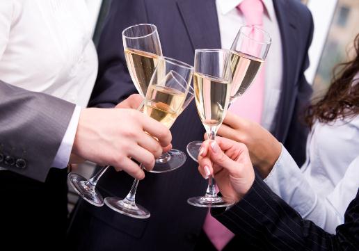 節(jié)假日聚會(huì)喝酒需注意:健康飲酒每天飲酒量不超過(guò)20克酒精