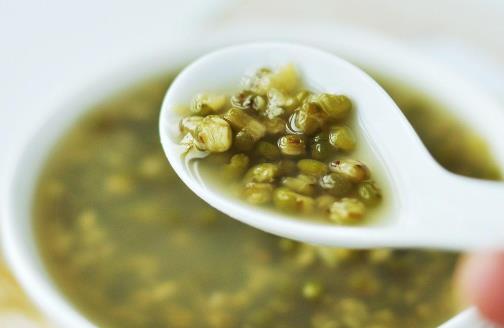 綠豆湯能夠治療便秘嗎?喝綠豆湯的注意事項