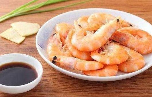 水煮蝦的蘸醬怎么調?吃蝦喝白酒會中毒嗎?