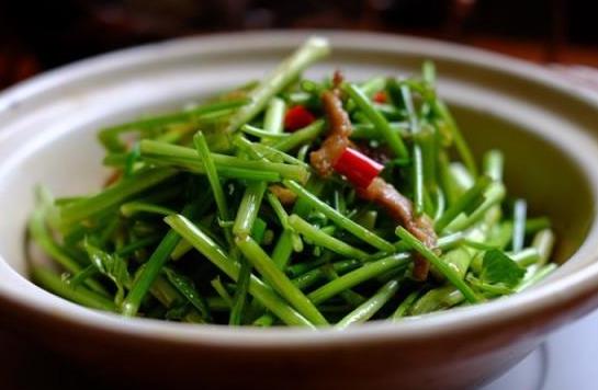芹菜焯水后會(huì)破壞營養(yǎng)嗎?吃水芹菜有什么好處
