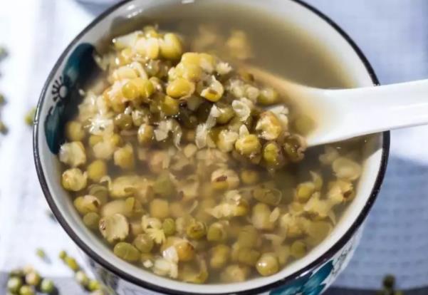 喝綠豆湯的功效是什么?綠豆湯跟哪些食物搭配一起效果最好