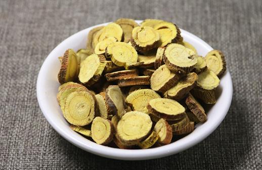 甘草泡水用開(kāi)水泡嗎 甘草泡水可以降火嗎
