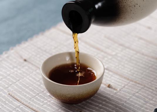 黃酒喝多了胃難受怎么辦?黃酒有白色漂浮物還能喝嗎?
