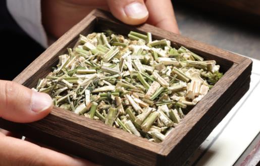 益母草熬水加紅糖喝的功效 益母草不良反應有哪些