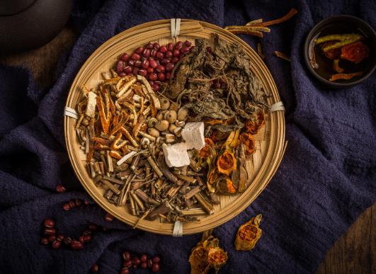 為啥喝中藥不能吃牛肉?中藥發霉是什么顏色的
