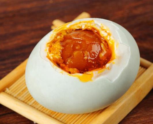 咸鴨蛋蛋黃里面有黑色的是什么東西?咸鴨蛋有點臭味怎么去掉