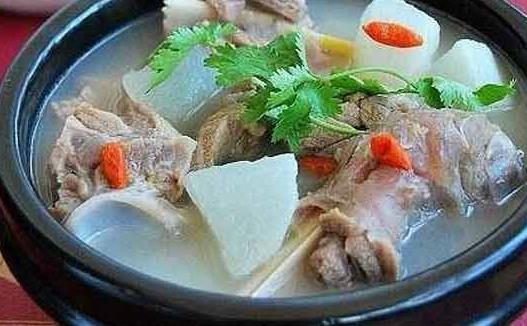 燉羊肉湯三放什么三不放什么 燉羊肉當歸什么時候放
