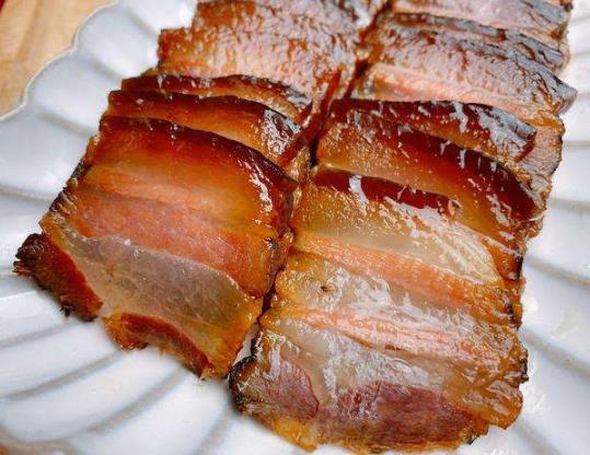 臘肉表面有白色的還能吃嗎?臘肉放冰箱用報紙包行嗎