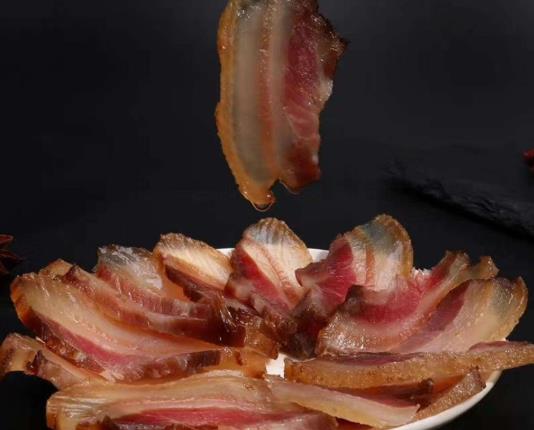 臘肉曬出來的鹽怎么處理?臘肉表面鹽霜與白霉區別