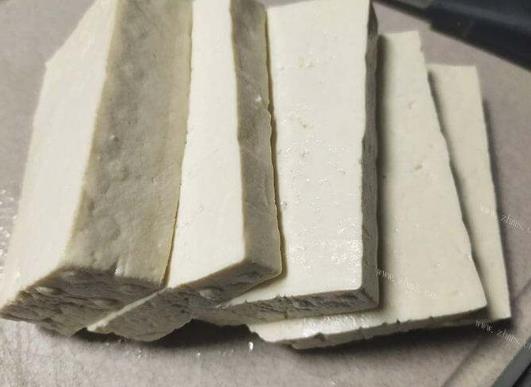 盒裝內酯豆腐怎么能把它倒出來?盒裝內酯豆腐怎么焯水