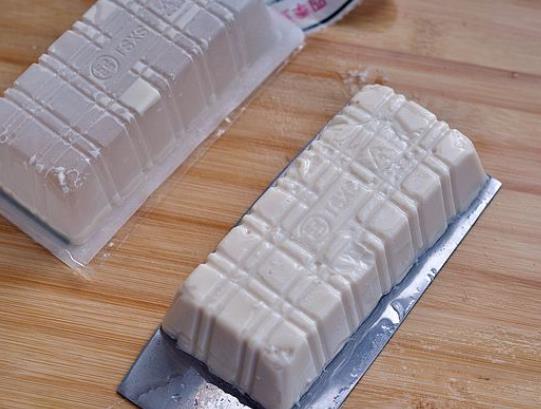 盒裝內酯豆腐怎么能把它倒出來?盒裝內酯豆腐怎么焯水