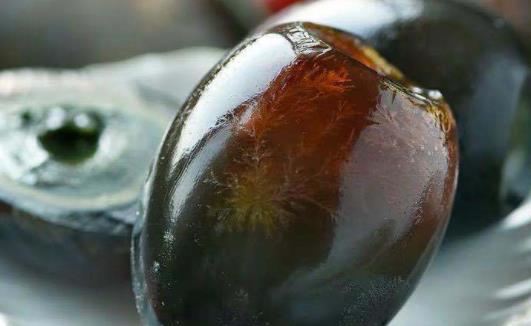 皮蛋上為什么有雪花一樣的紋 皮蛋上的黑點是發霉嗎