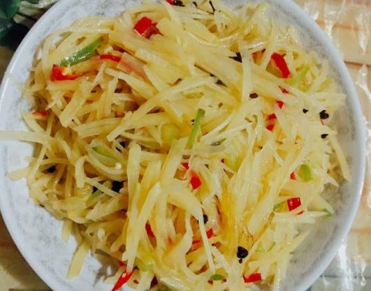 土豆絲過夜發黑了能吃嗎?用水泡的土豆絲可以放幾天