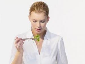 護膚保養的壞習慣：吃太素易早衰 愛擠痘痘毛孔粗大