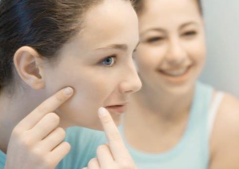 男人最受不了女朋友的5種肌膚問(wèn)題:痘痘、皮膚松弛、毛孔粗大