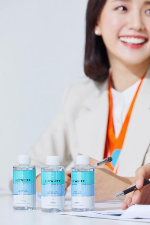 空姐最愛的美白牙齒專業品牌是什么?打開她的拉桿箱后真相大白了!