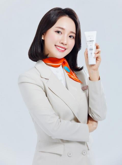 空姐最愛的美白牙齒專業品牌是什么?打開她的拉桿箱后真相大白了!