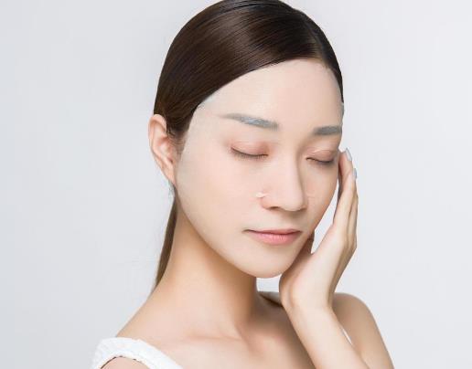 晚上臉太干可以貼兩張面膜嗎?敷完面膜后長痘是在排毒嗎
