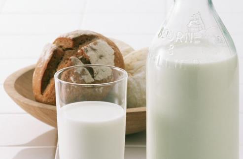 牛奶是非常好喝的飲料之一 牛奶五大護膚法給男人好臉色
