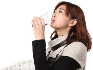 飲水機(jī)里的熱水是否燒開(kāi)?經(jīng)常喝飲水機(jī)里的熱水對(duì)身體有害嗎