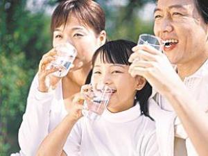 不喝過夜水，白開水要沸騰三分鐘，燒水杜絕重復煮沸