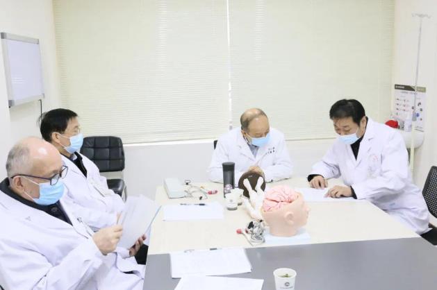 26日湖北抗癲癇協會常務副會長潘松青教授來武漢中際醫院會診啦