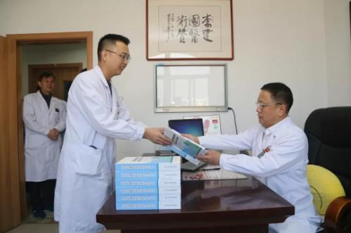漳州知名外科專家李建國(guó)教授簽名贈(zèng)書(shū)表良愿!