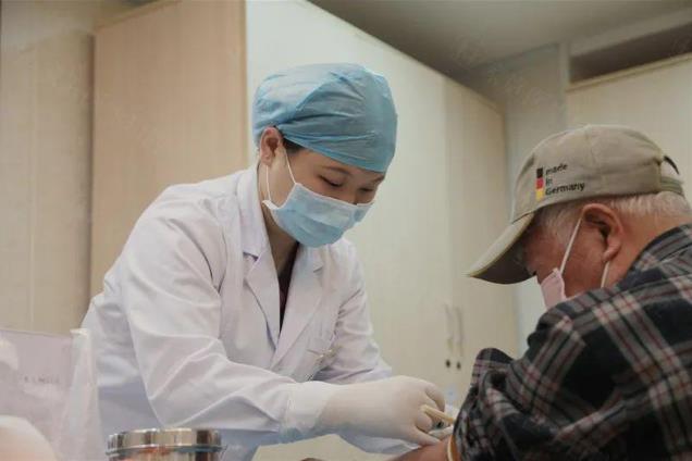 南方衛視報道全民愛牙行動幫助很多缺牙老人種上了牙