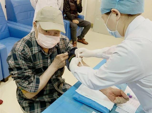 南方衛視報道全民愛牙行動幫助很多缺牙老人種上了牙