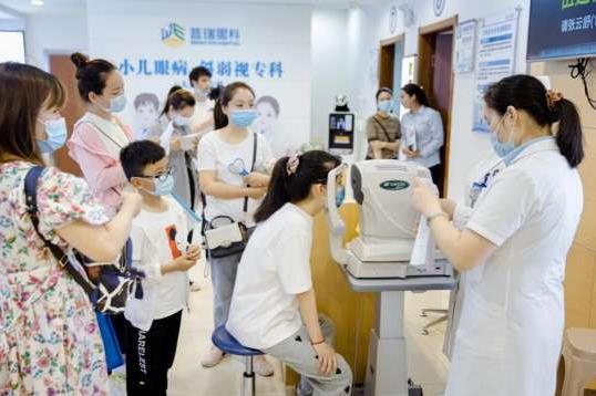 愛眼日“關注普遍的眼健康”100萬張眼健康體檢卡向湖北居民發放