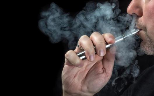 電子煙不吸進肺里有害嗎 電子煙和真煙哪個傷肺