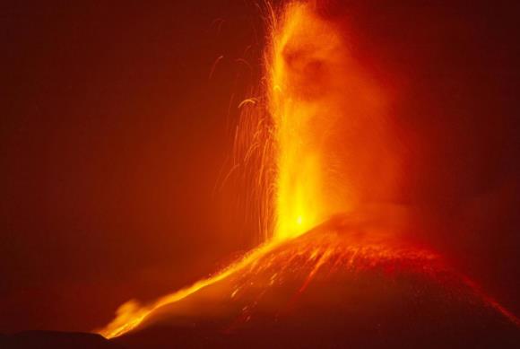 造成火山爆發的原因是什么?火山爆發后會帶來哪些危害?