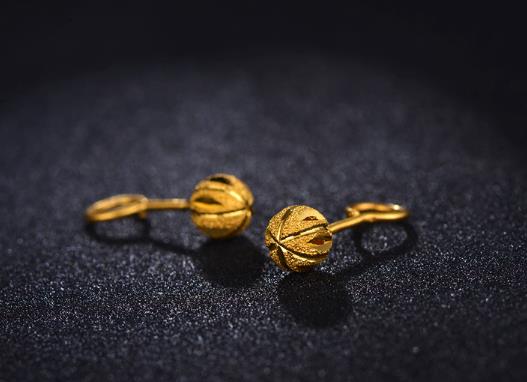 耳洞里流透明的水怎么辦?耳洞帶假的耳環會腫怎么辦?