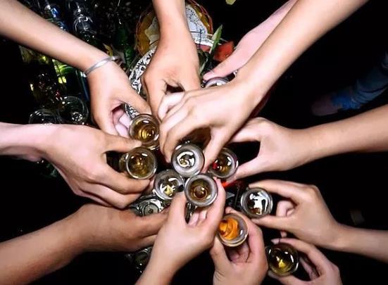 喝完酒后很口渴正常嗎?喝了酒可以直接睡覺嗎?