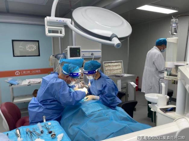 武漢仁愛口腔種植案例60歲王阿姨長“新牙”,多虧了“數字化即刻”種植!