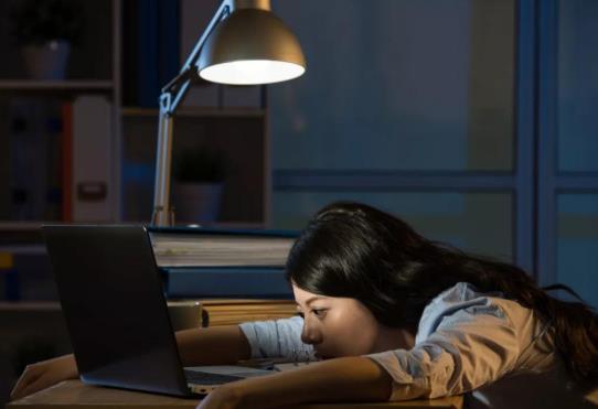 長期熬夜突然正常作息內(nèi)分泌會紊亂嗎?長期熬夜突然正常作息影響月經(jīng)嗎