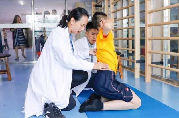 龍脊康杜惠玲主任:脊柱側(cè)彎做訓(xùn)練時(shí),為什么要看鏡子來做?