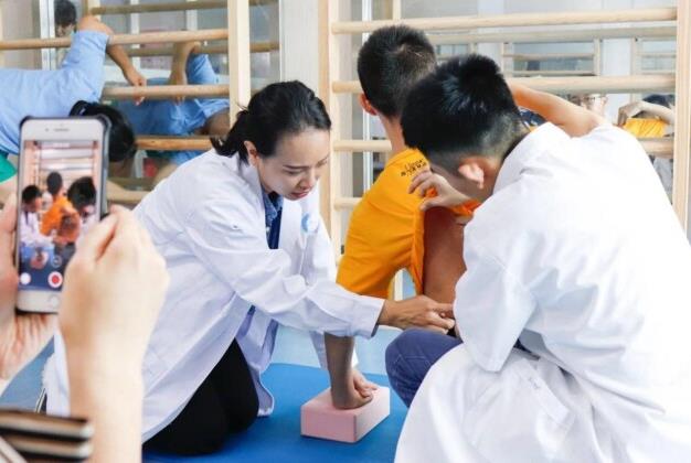 龍脊康杜惠玲主任:脊柱側(cè)彎做訓(xùn)練時(shí),為什么要看鏡子來做?