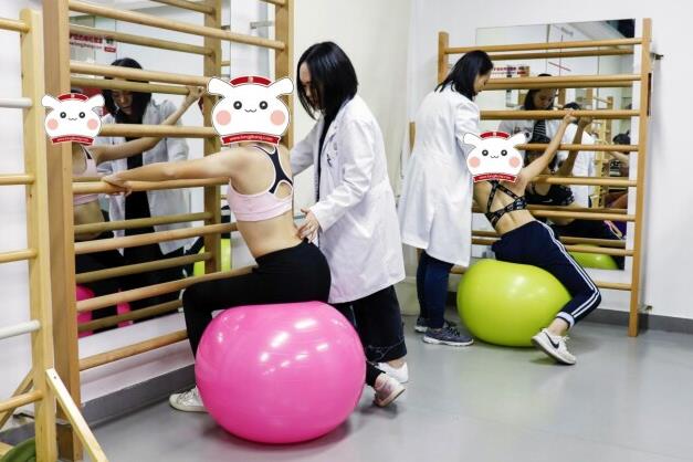 龍脊康杜惠玲主任:脊柱側(cè)彎做訓(xùn)練時(shí),為什么要看鏡子來做?