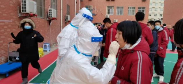 再出發,西安東大肛腸醫院奔赴鐵一中開展核酸采集工作