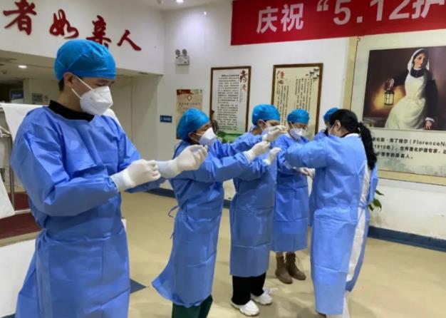 再出發,西安東大肛腸醫院奔赴鐵一中開展核酸采集工作