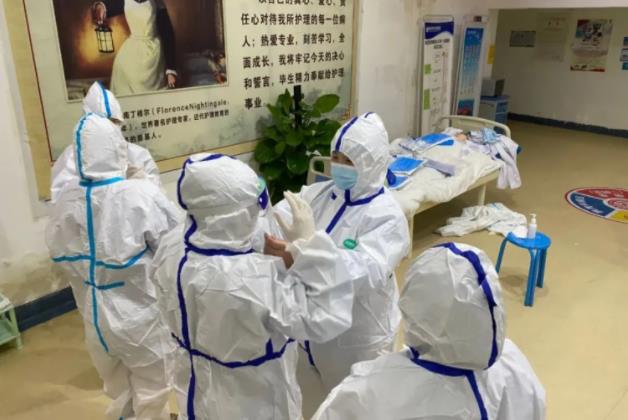 再出發,西安東大肛腸醫院奔赴鐵一中開展核酸采集工作