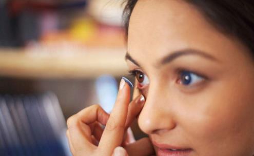 戴隱形眼鏡能潛水嗎 戴隱形眼鏡潛水險些致盲