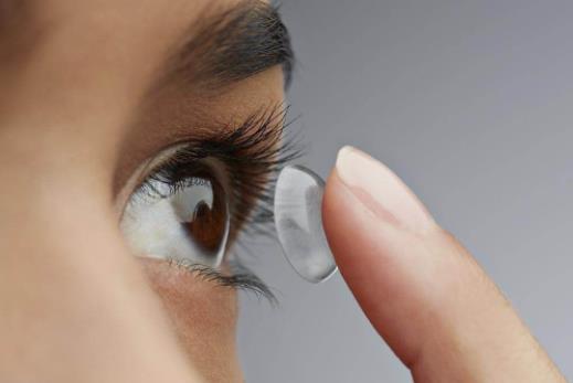 戴隱形眼鏡能潛水嗎 戴隱形眼鏡潛水險些致盲
