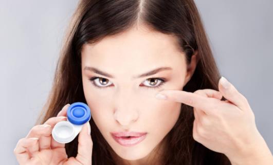 戴隱形眼鏡能潛水嗎 戴隱形眼鏡潛水險些致盲