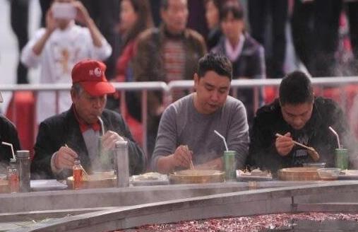 天下第一大火鍋,10米直徑可以讓56個人吃!