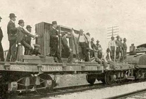 世界上最大的照相機,長6米重635公斤為拍火車而產