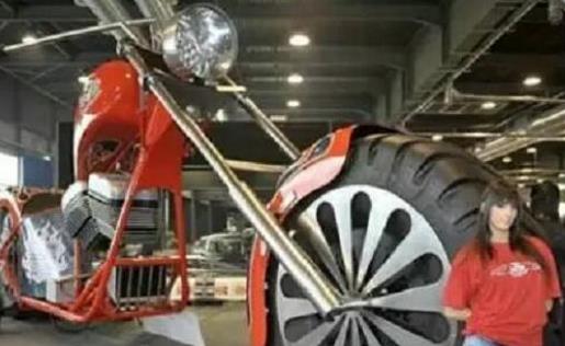 世界上最大的摩托車 高5米長10米嚇壞路人