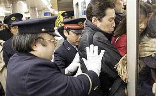 世界上最擠的地鐵 東京地鐵曾經靠人推才能上車