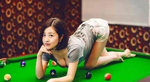 中國(guó)胸最大的臺(tái)球女裁判 呂萌希胸器秒殺潘曉婷